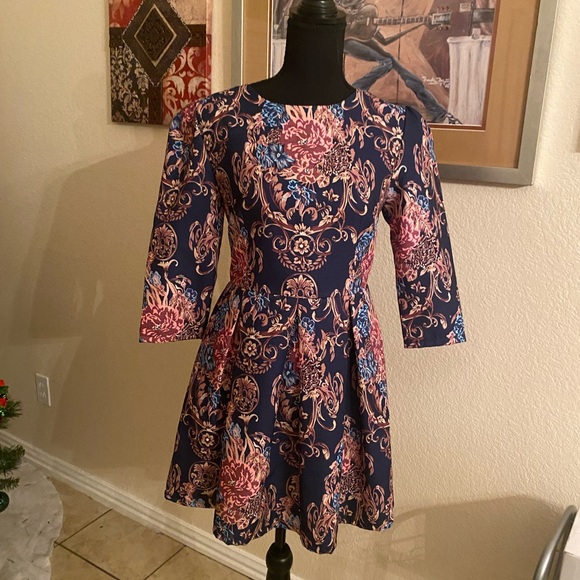 Elaborate print dress - Picture 2 of 2